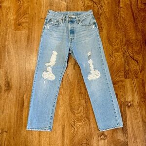 Vintage Big E 501 Distressed Cropped Light Wash Levi’s Jeans. 28 x 26.